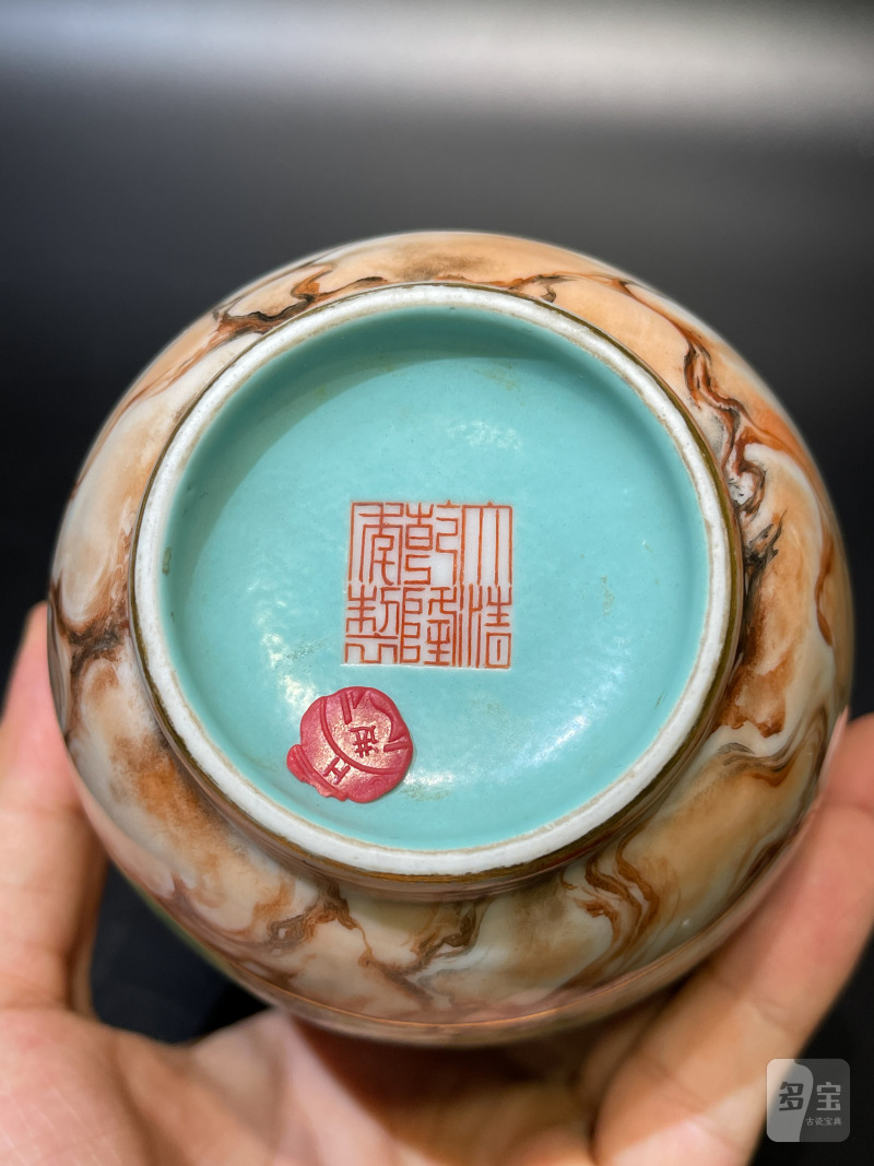 清乾隆 唐英 仿石纹釉开光洋彩山水人物图灯笼瓶 - 图15